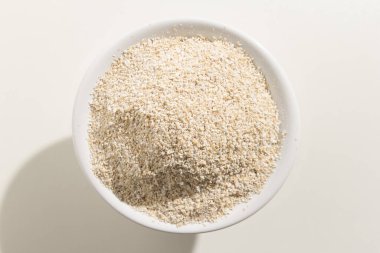 Avena Sativa, Yulaf gevreğinin bilimsel adıdır. Aveia ya da Avena olarak da bilinir. Bir kasedeki tahılların üst görüntüsü. Beyaz arkaplan.