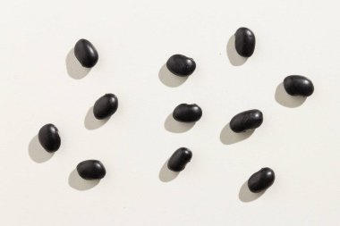 Phaseolus vulgaris, Siyah Kaplumbağa Fasulye Baklagil 'in bilimsel adıdır. Frijoles Negros ve Feijao Preto olarak da bilinir. Dağınık tanelerin üst görünümü.