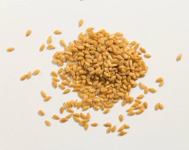 Linum usitatissimum, Altın Keten tohumunun bilimsel adıdır. Keten tohumu, keten tohumu ve Flax olarak da bilinir. Tahıl yığını, izole edilmiş beyaz arka plan. Tahıl yığını. Üst görünüm.