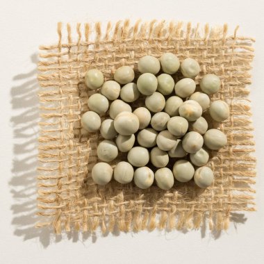 Pisum sativum, Bezelyenin bilimsel adıdır. Ayrıca Ervilha (Portekizce), Chicharo ve Arveja (İspanyolca) olarak da bilinir. Çuval bezinin üstündeki taneleri kapat.