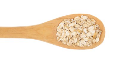 Avena Sativa, Yulaf gevreğinin bilimsel adıdır. Aveia ya da Avena olarak da bilinir. Tahta bambu kaşığı üzerinde tahıllar. Beyaz arkaplan.