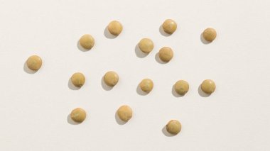 Lens Culinaris, bilimsel adı Mercimek Baklava. Lentilha Canadense (Portekizce) ya da Lentejas (İspanyolca) olarak da bilinir. Dağınık tanelerin üst görünümü.