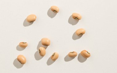 Vigna unguiculata, Cowpea legume 'nin bilimsel adıdır. Ayrıca kayısı ve Feijao de Corda olarak da bilinir. Dağınık tanelerin üst görünümü.