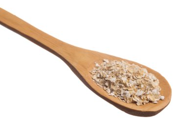 Avena Sativa, Yulaf gevreğinin bilimsel adıdır. Aveia ya da Avena olarak da bilinir. Tahta kaşık üzerinde tahıllar, izole beyaz arkaplan.