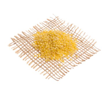 Panik miliasyum Proso Millet mısır gevreğinin bilimsel adıdır. Süpürge Millet, Painco (Portekizce) ve Mijo (İspanyolca) olarak da bilinir. Yapışkan kumaş üzerinde tahıllar, izole beyaz arkaplan.