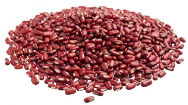 Vigna angularis, Adzuki Bean Legume 'nin bilimsel adıdır. Azuki ve Japon Fasulyesi olarak da bilinir. Tahıl yığını, izole edilmiş beyaz arkaplan.