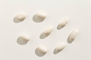 Phaseolus vulgaris, Donanma Fasulye Baklagil 'inin bilimsel adıdır. Haricot, Pearl Bean ve Feijao Branco olarak da bilinir. Dağınık tanelerin üst görünümü.