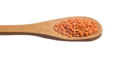 Mercek mutfağı, Türk Kırmızı Mercimek Baklagil 'inin bilimsel adıdır. Ayrıca Lentilha Vermelha (Portekizce) olarak da bilinir. Tahta kaşık üzerinde tahıllar, izole beyaz arkaplan.