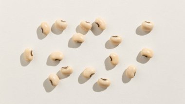 Vigna unguiculata, Black Eyed Pea cinsinin bilimsel adıdır. Keçi Bezelyesi, Kaliforniya Karatesi ve Fayjao Fradinho olarak da bilinir. Dağınık tanelerin üst görünümü.