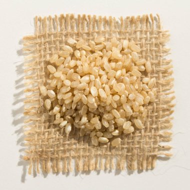 Oryza sativa, tüm Short Grain Rice Seed 'in bilimsel adıdır. Sushi Rice ve Arroz Cateto Integral (Portekizce) olarak da bilinir. Çuval bezinin üstündeki taneleri kapat.