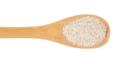 Avena Sativa, Yulaf gevreğinin bilimsel adıdır. Aveia ya da Avena olarak da bilinir. Tahta bambu kaşığı üzerinde tahıllar. Beyaz arkaplan.