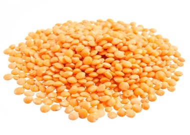 Mercek mutfağı, Türk Kırmızı Mercimek Baklagil 'inin bilimsel adıdır. Ayrıca Lentilha Vermelha (Portekizce) olarak da bilinir. Tahıl yığını, izole edilmiş beyaz arkaplan.