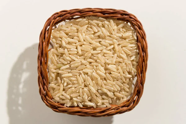 全麦稻种的学名是全麦稻种 也被称为长谷米和Arroz Agulha Integral 葡萄牙语 俯瞰篮子里的谷粒 靠近点 — 图库照片