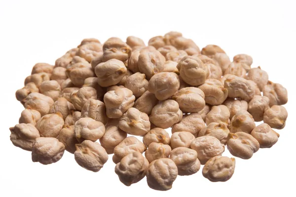 キセル アリエチヌム Cicer Arietinum ひよこ豆の学名です ガルバンゾ豆 チックピースまたはグラオデビコとも呼ばれます 穀物の山 隔離された白い背景 — ストック写真