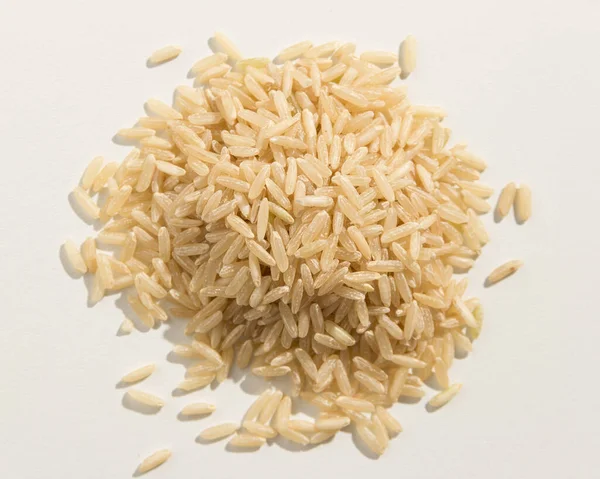 全麦稻种的学名是全麦稻种 也被称为长谷米和Arroz Agulha Integral 葡萄牙语 一堆谷粒 顶部视图 — 图库照片