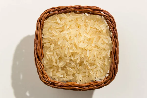 肉豆蔻是中国煮熟稻种的科学名称 也被称为Arroz Agulha Parboilizado 葡萄牙语 俯瞰篮子里的谷粒 靠近点 — 图库照片