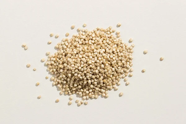 Chenopodiumキノアはゴールデンキノアの種子の学名です 穀物の山だ トップ表示 — ストック写真