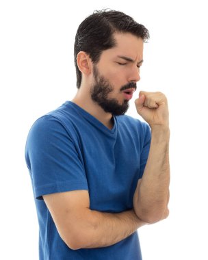 Öksüren genç bir adam, beyaz arka planda izole edilmiş.