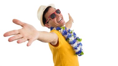 Karnaval. Hoş bir adam karşılıyor. Brezilya daveti. O, güneş gözlüğü ve şapka takıyor. Çiçekli kolye. O, sarı bir forma giyiyor. Beyaz arkaplanda izole.