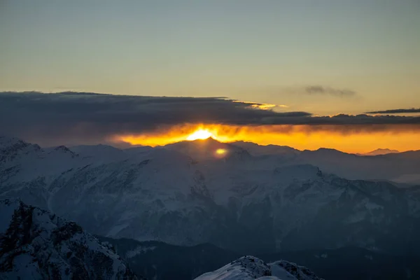 Nascer do sol do cume de uma montanha himalaia — Fotografia de Stock