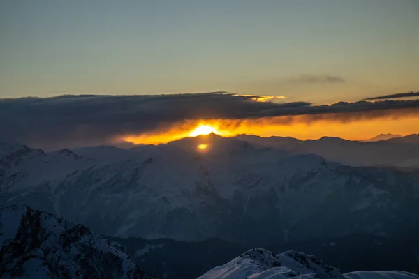 Nascer do sol do cume de uma montanha himalaia — Fotografia de Stock