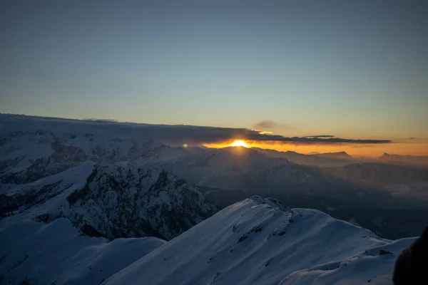 Wschód słońca ze szczytu himalajskiej góry — Zdjęcie stockowe