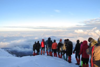 Himalaya dağının zirvesinde dağ trafiği alçalırken
