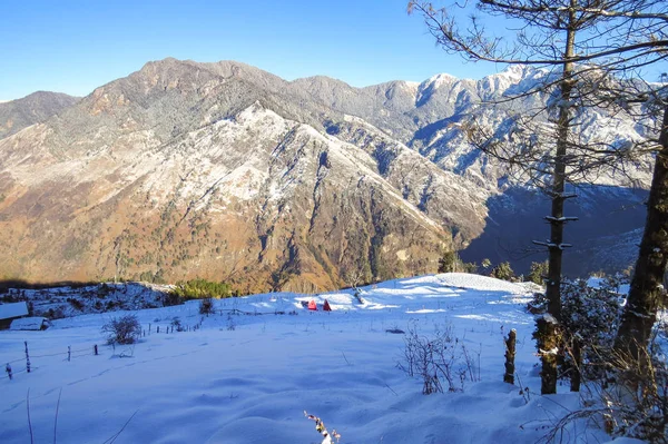 Garhwal rozsah v himalájských horách proti jasné obloze — Stock fotografie