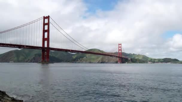 Zeitraffer Der Wolken Über Einer Roten Brücke — Stockvideo