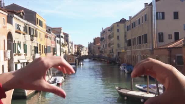 Pareja Haciendo Forma Corazón Con Las Manos Venecia — Vídeos de Stock