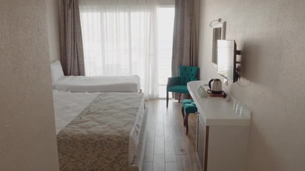 居心地の良いベッドルームトラック白い色のデザイン家具エレガントな現代的なインテリア住宅のアパートの装飾スタイリッシュなダブルルームニュートラルライトホテルの部屋のコンセプト — ストック動画
