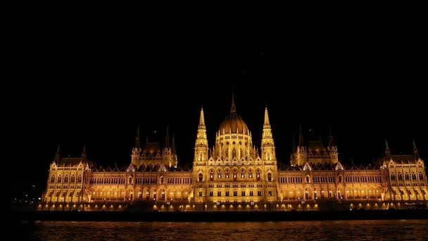 ブダペストの国会議事堂に川からの夜景 — ストック動画