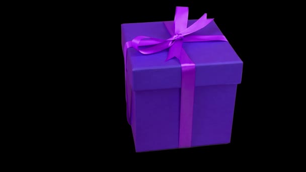 Boîte Cadeau Bleu Avec Ruban Violet Arc Tourner Fond Transparent — Video