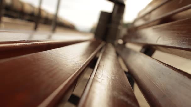 Homme Passant Banc Bokeh — Video