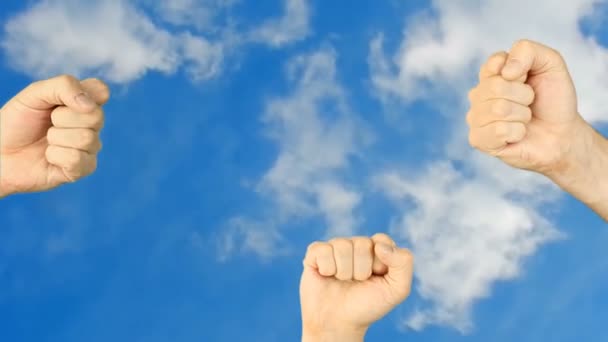 ロックペーパーはさみ手ゲーム青い空の雲の背景 — ストック動画