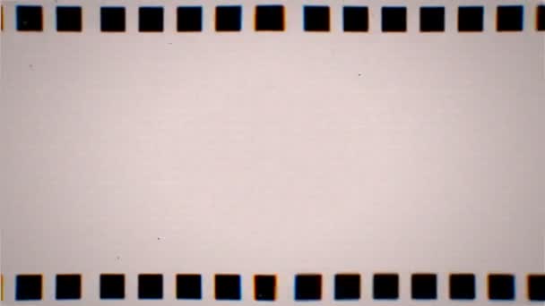 ヴィンテージVsネガフィルムストリップシームレスループ汚れ欠陥のある古いリールオーバーレイノイズ傷カメラロール火傷穀物やほこりセットテレビテープグリッチ効果ループ黒の背景に3Dレンダリング — ストック動画