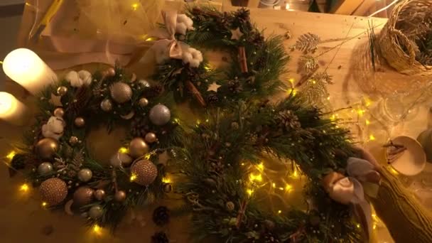 Frau Legt Weihnachtskranz Auf Tischplatte — Stockvideo