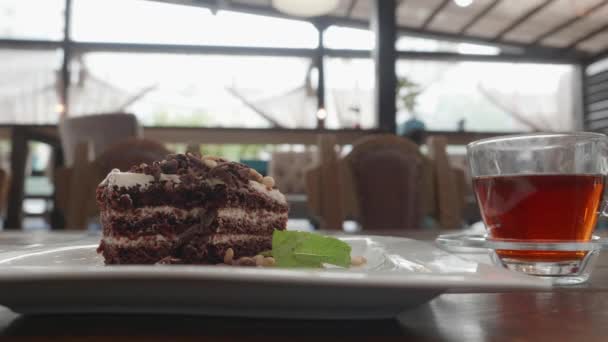 Mano Romper Pastel Chocolate Con Cuchara Beber Cafetería Primer Plano — Vídeo de stock