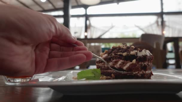 Mão Esquerda Pessoa Comer Bolo Quente Chá Café Local Chocolate — Vídeo de Stock