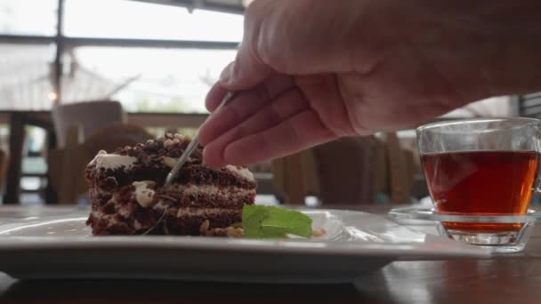 Úhel Pohledu Mužská Ruka Láme Lžící Čokoládový Koláč Kavárně Stůl — Stock video