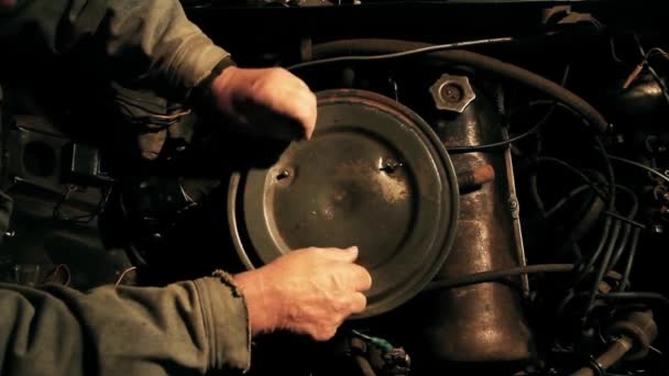 Mecânico Carro Masculino Trabalhando Sua Garagem — Vídeo de Stock