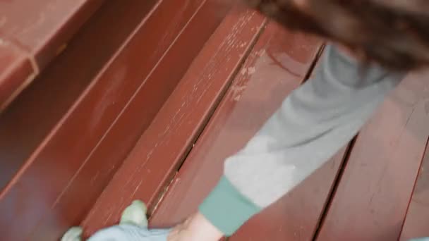 Kobieta Rękawiczkach Mycie Drewniana Powierzchnia Brązowy Kolor Zewnątrz Góry Widok — Wideo stockowe