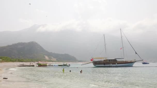 Mar Playa Barco Personas Bañarse Madera Árboles Colinas Mar Costa — Vídeo de stock