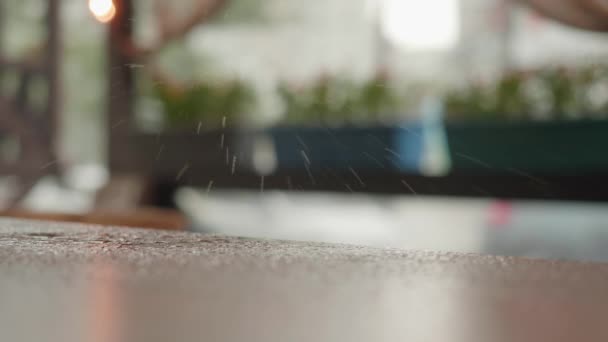 Дождливый День Летнем Кафе Террасой Капли Дождя Падают Поверхность Деревянного — стоковое видео