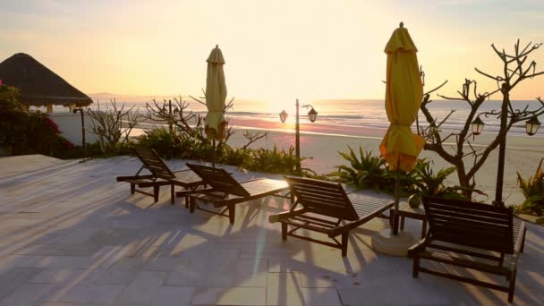Sonnenliegen Und Sonnenschirme Resort Sonniger Tag Stativ Noch — Stockvideo