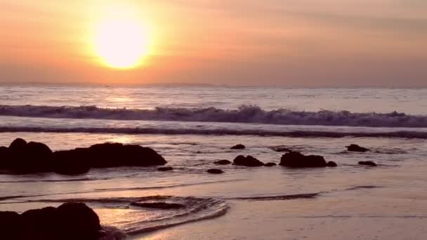 海と海岸近くの大きな波に沈む夕日 — ストック動画
