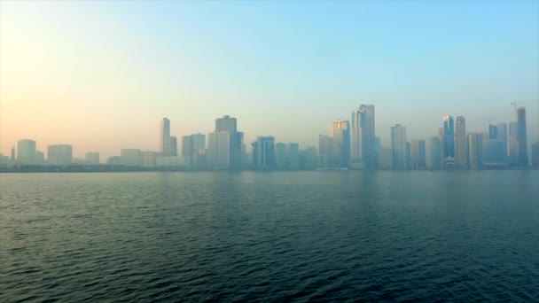Városi Háttér Reggeli Városkép Felhőkarcolók Kék Tükröződik Kék Tenger Nagy — Stock videók