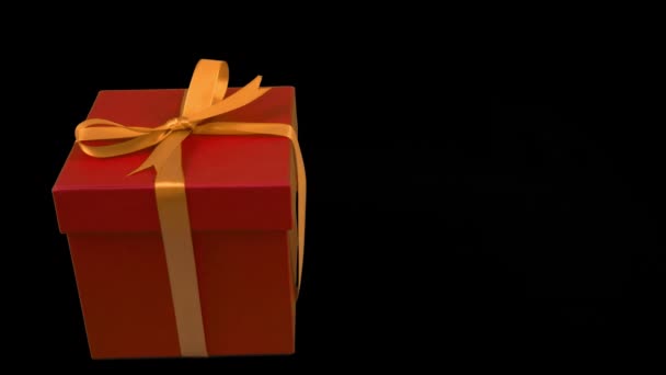 Κόκκινο Κουτί Δώρου Κίτρινο Χρυσό Τόξο Κορδέλα Περιστρέφεται Διαφανές Φόντο — Αρχείο Βίντεο