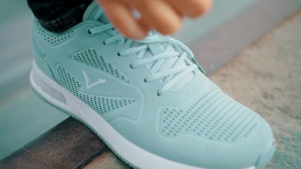 Vrouwelijke Vingers Strikken Veters Sport Sneakers Voor Ochtend Hardlopen Outdoor — Stockvideo