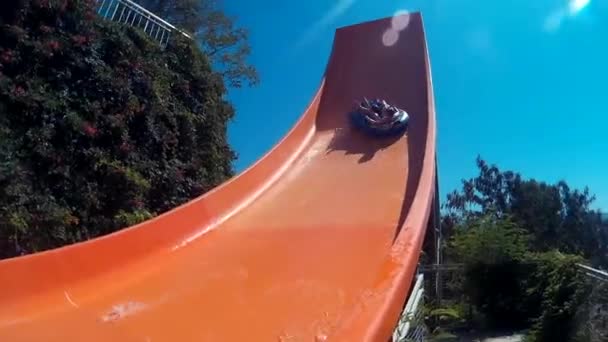 Mädchen Rutschen Auf Wasserrutsche Vergnügungsaquapark Sommerurlaub Leute Die Spaß Beim — Stockvideo